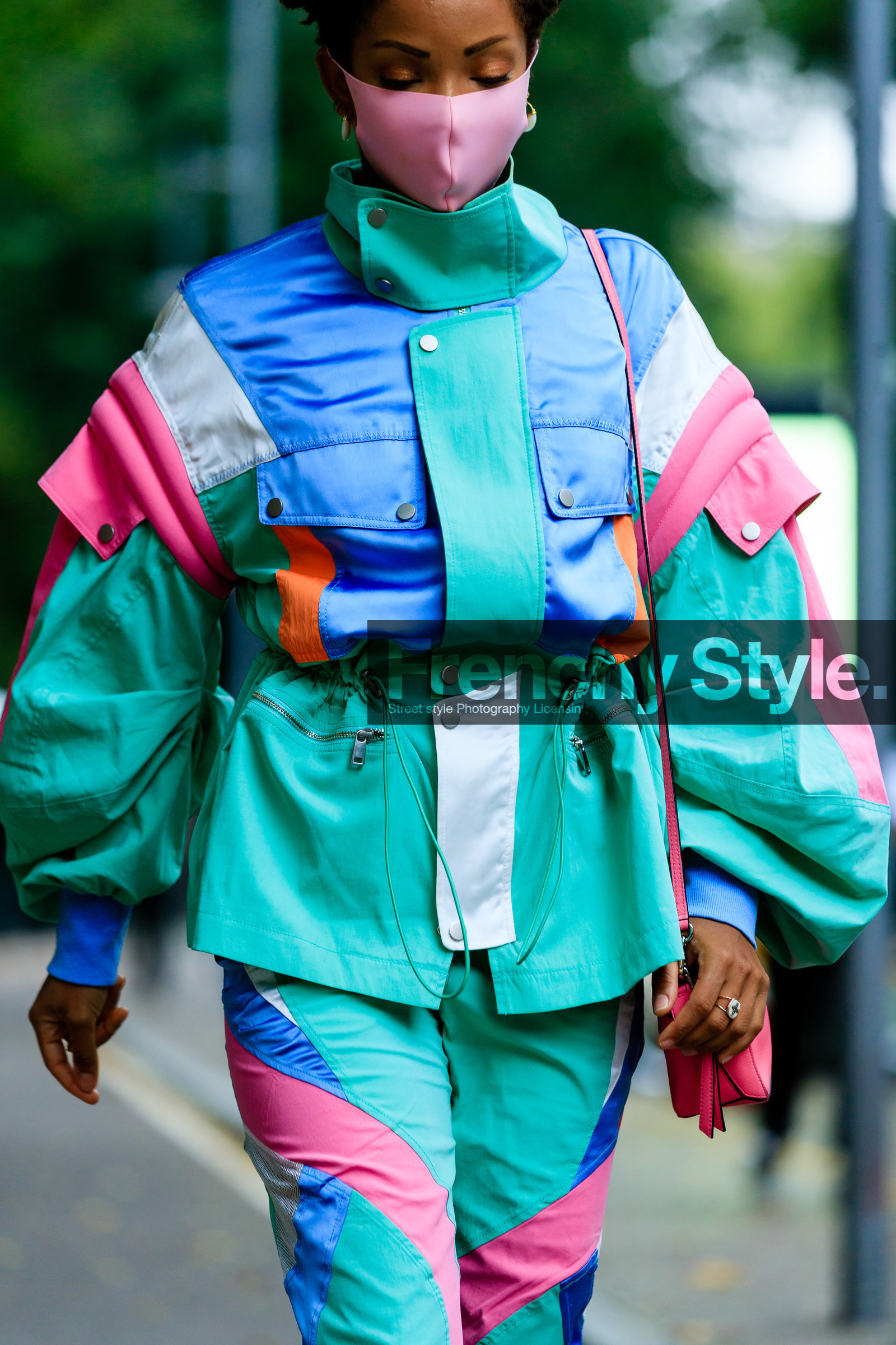 90's look, sportswear, sportswear jacket, sportswear look, green jacket, green pants, pink jacket, pink pants, blue pants, blue jacket, satin jacket, satin pants, patchwork jacket, patchwork pants, belted jacket, vintage look, vintage jacket, vintage pants, jogging pants, oversize shoulder, covid face mask, street style, jonathan paciullo, FW, frenchystyle, fashion week, MFW, MILAN, SPRING SUMMER 2021, SS 21, vertical, detail