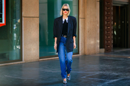 linda tol, black jacket, black shirt, blue jeans, green sunglasses, square shape glasses, big sunglasses, floral embroidered collar, big collar, oversize jacket, zebra printed shoes, striped shoes, black leather shoes, white leather shoes, fashion week, frenchystyle, FW, jonathan paciullo, street style, MFW, MILAN, AUTUMN WINTER 2020-2021, FALL WINTER 2020-2021, FW 20-21, horizontal, atmosphere details, full length