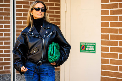 biker jacket, cropped blazer, leather jacket, black sunglasses, green botteg veneta, bottega veneta pouch, black turtleneck, jeans, flared jeans, creole earrings, eye cat sunglasses, fashion week, frenchystyle, FW, jonathan paciullo, street style, MFW, MILAN, FALL WINTER 2022_2023, AUTUMN WINTER 2022-2023, FW 22-23, horizontal, atmosphere details