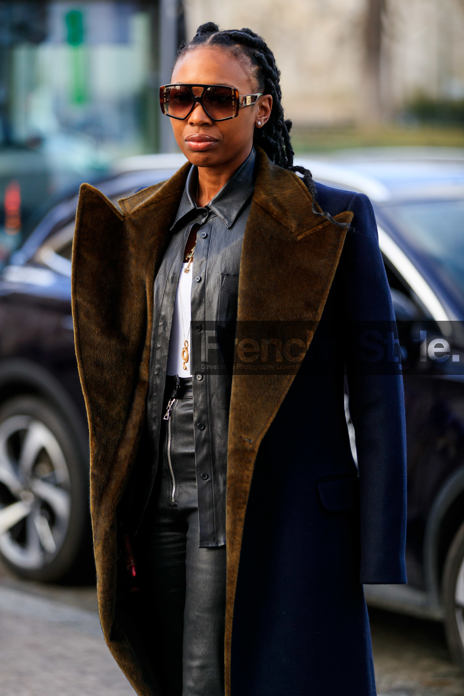 scale sunglasses, square shape glasses, big sunglasses, mcm sunglasses, black leather shirt, black leather pants, zipped pants, golden necklace, long necklace, animal shape necklace, fur coat, fur collar coat, brown coat, navy blue coat, fashion week, frenchystyle, FW, jonathan paciullo, street style, PFW, PARIS, AUTUMN WINTER 2020-2021, FALL WINTER 2020-2021, FW 20-21, vertical, atmosphere details, detail