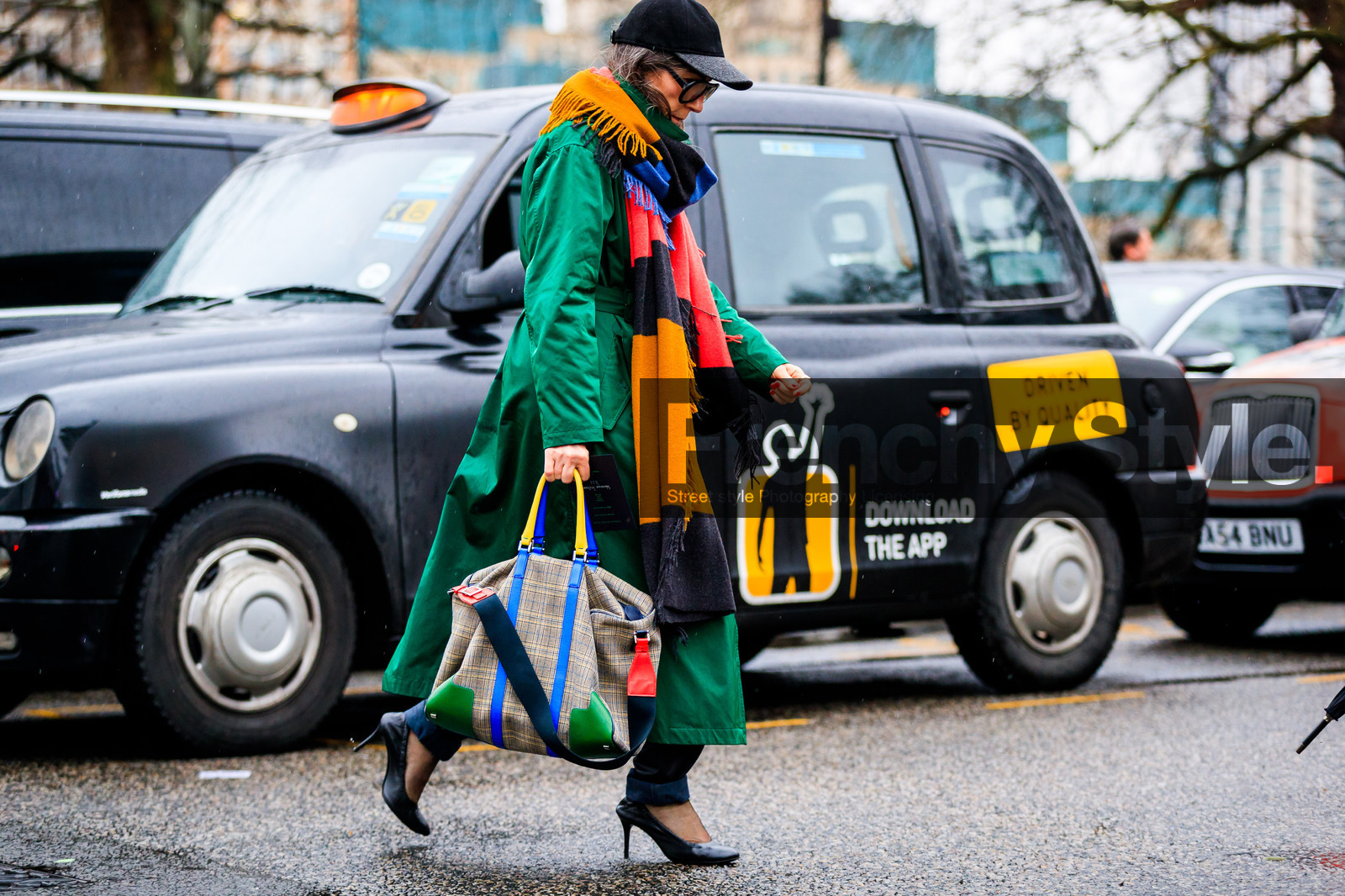 beige bag, black cap, black shoes, graphic bag, green, green coat, high heels, leather bag, leather shoes, orange, printed bag, printed scarf, red, sunglasses, trousers, turquoise, yellow, street style, jonathan paciullo, FW, frenchystyle, fashion week, LFW, LONDON, AUTUMN WINTER 2018-2019, AW 18-19, FALL WINTER 2018-2019, FW 18-19, horizontal, atmosphere details, full length, Véronique Tristram