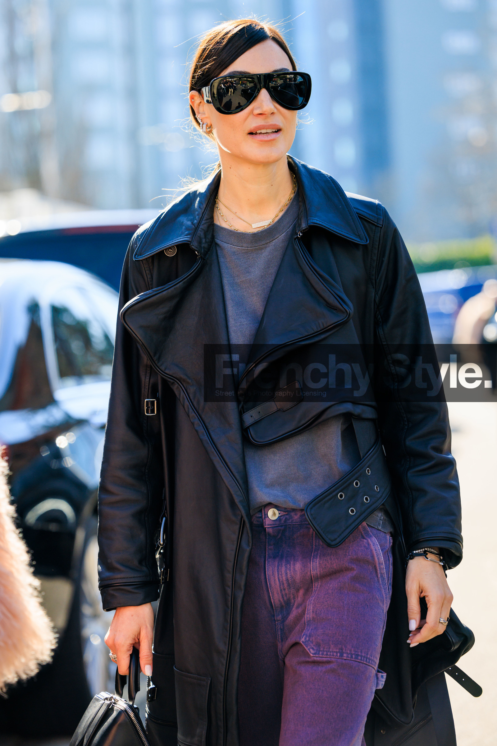 black sunglasses, black trench, leather trench, leather trench coat, purple jeans, grey tshirt, giorgia tordini, fashion week, frenchystyle, FW, jonathan paciullo, street style, MFW, MILAN, FALL WINTER 2022_2023, AUTUMN WINTER 2022-2023, FW 22-23, vertical, atmosphere details
