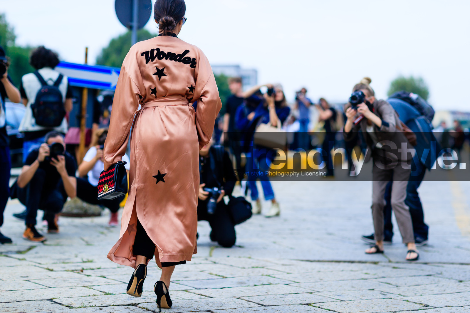 atmosphere details, black bag, black pants, black shoes, detail, fashion week, frenchystyle, FW, graphic bag, high heels, horizontal, jonathan paciullo, leather bag, leather shoes, MFW, MILAN, nausheen shah, pink jacket, printed jacket, robe, SPRING SUMMER 2017, SS 17, stars, street style, striped bag, trousers
