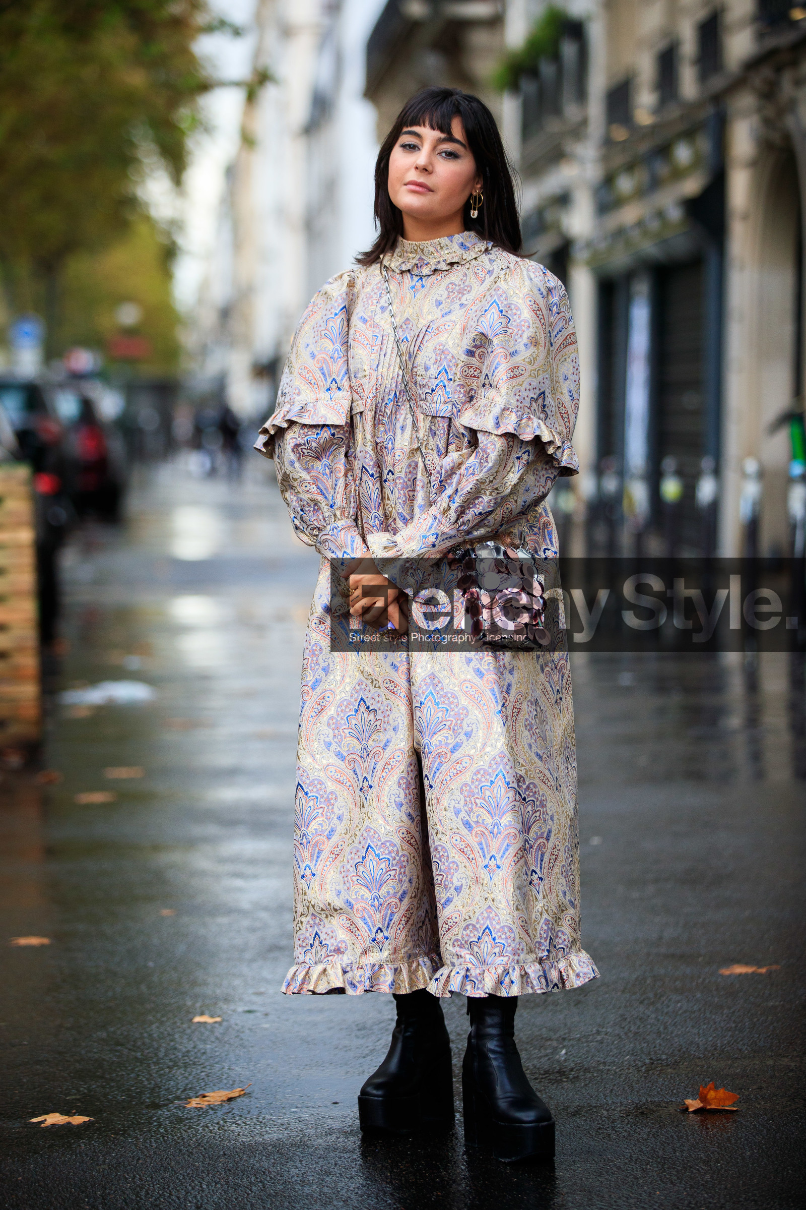 maria bernad, golden dress, cachemere printed dress, high collar dress, long sleeves dress, ruffle dress, long dress, wedge boots, black leather boots, lilac dress, crossbody bag, embroidered bag, light pink bag, silvered bag, silvered chain strap bag, round shape bag, paco rabanne bag, lurex dress, PARIS, PFW, fashion week, frenchystyle, FW, jonathan paciullo, street style, SPRING SUMMER 2021, SS 21, vertical, full length