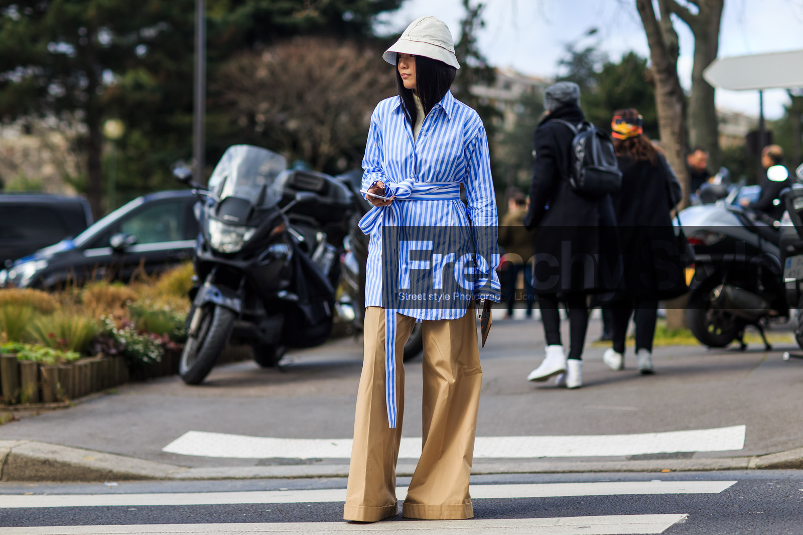 atmosphere details, AUTUMN WINTER 2016-2017, AW 16-17, beige hat, blue shirt, bow, FALL WINTER 2016-2017, fashion week, frenchystyle, full length, FW, FW 16-17, graphic shirt, horizontal, jonathan paciullo, oversize, PARIS, PFW, street style, striped shirt, wide, wide pants, yoyo cao