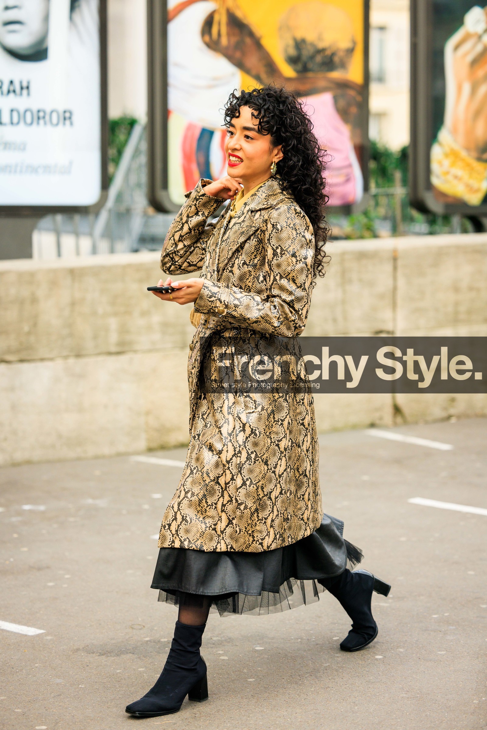 animal print coat, snak e trench, ruffle dress, black dress, tulle dress, black bottines, curly hair, fashion week, frenchystyle, FW, jonathan paciullo, street style, AUTUMN WINTER 2022-2023, FALL WINTER 2022_2023, FW 22-23, PFW, PARIS, vertical, full length