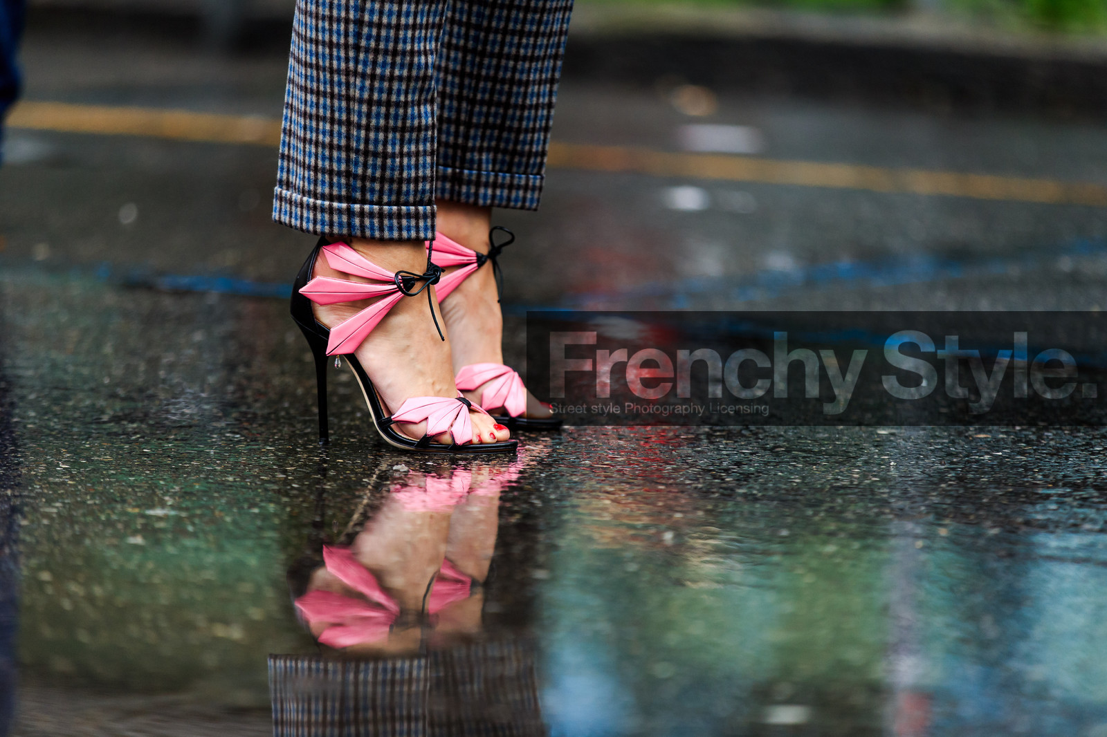 atmosphere details, AUTUMN WINTER 2016-2017, AW 16-17, checked pants, detail, FALL WINTER 2016-2017, fashion week, frenchystyle, FW, FW 16-17, graphic shoes, grey pants, high heels, horizontal, jonathan paciullo, leather shoes, LFW, LONDON, MENSWEAR, pink heels, pink shoes, plaid, printed pants, street style, trousers