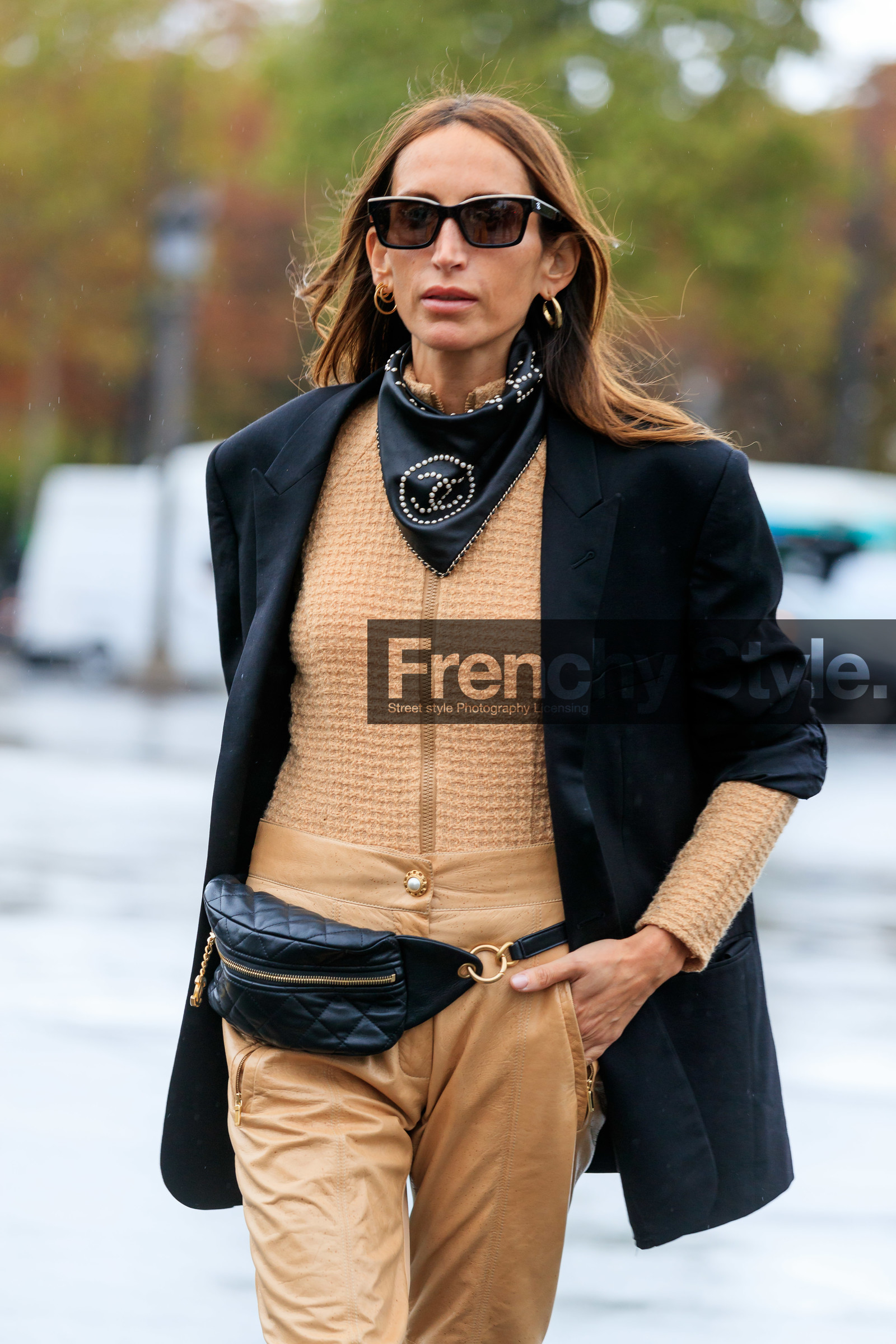 chloe loulou de saison, chanel bag, chanel belt, chanel sunglasses, chanel total look, chanel pants, chanel scarf, chanel cardigan, belt bag, black jacket, black scarf, zipped cardigan, tweed jacket, tweed cardigan, beige leather pants, black leather bag, black leather belt, quilted bag, quilted belt, leather scarf, PARIS, PFW, SPRING SUMMER 2020, SS 20, fashion week, frenchystyle, FW, jonathan paciullo, street style, vertical, atmosphere details, detail