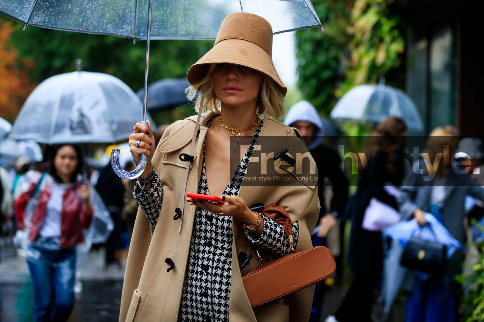 viktoria rader, beige hat, beige coat, beige duffle coat, sleeveless coat, the sant bag, camel leather bag, square shape bag, box bag, hand bag, houndstooth printed dress, black dress, white dress, low necked dress, long sleeves dress, mini dress, golden necklace, chain necklace, golden watch, close up detail, button dress, fashion week, frenchystyle, FW, jonathan paciullo, street style, SPRING SUMMER 2020, SS 20, PFW, PARIS, horizontal, atmosphere details, detail