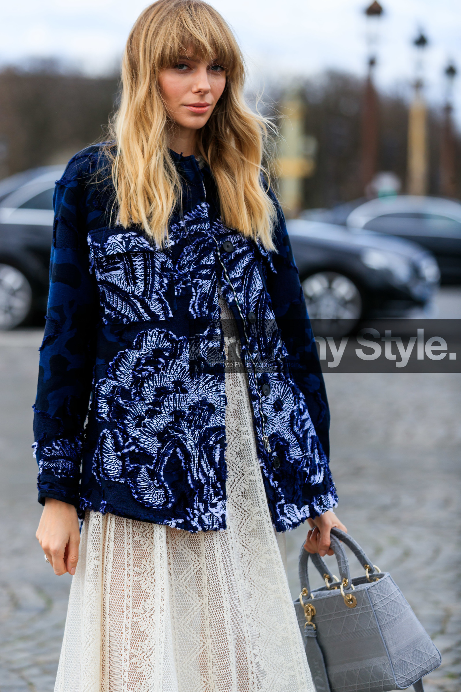 dior total look, dior jacket, dior dress, dior bag, hand bag, navy blue jacket, embroidered jacket, military printed jacket, used jacket, grey bag, monogrammed bag, lady dior bag, white dress, lace dress, long dress, fashion week, frenchystyle, FW, jonathan paciullo, street style, PFW, PARIS, AUTUMN WINTER 2020-2021, FALL WINTER 2020-2021, FW 20-21, vertical, atmosphere details, detail
