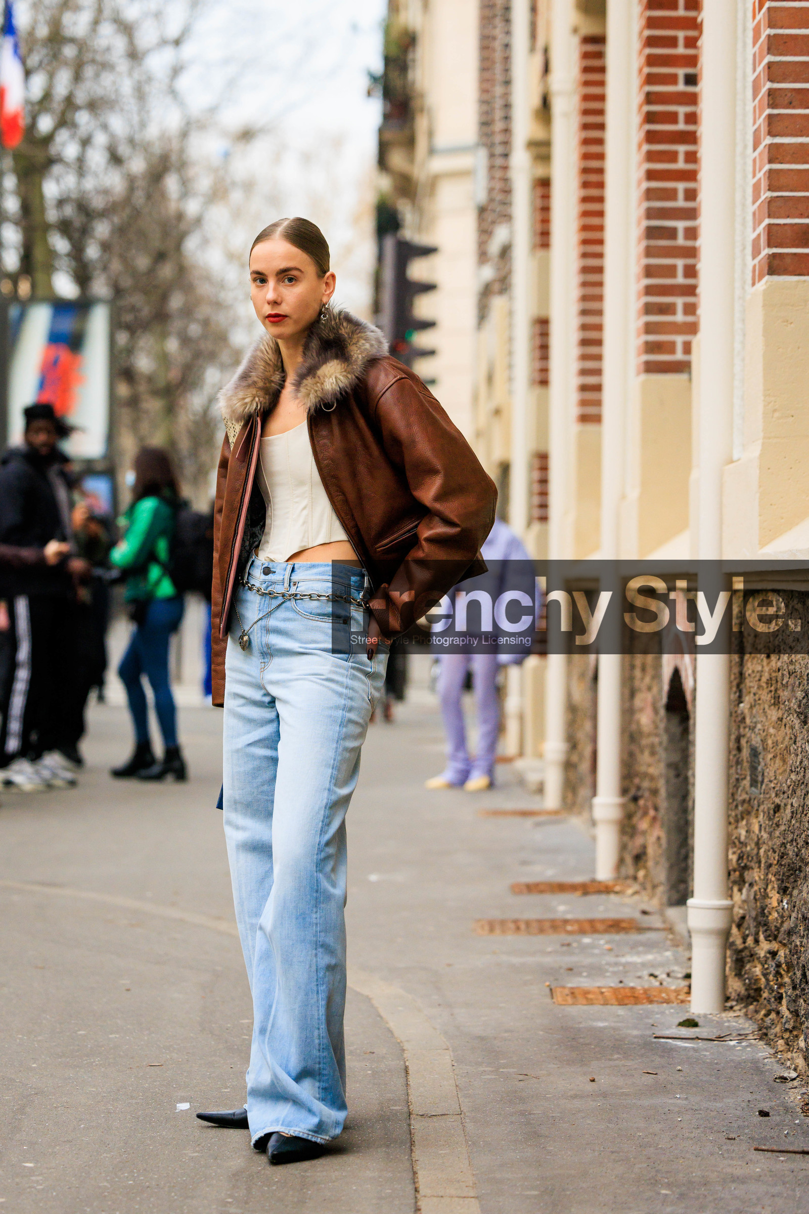 white corset, brown jacket, leather jacket, classic jeans, chainbelt, black flat shoes, furry collar jacket, street style, jonathan paciullo, FW, frenchystyle, fashion week, AUTUMN WINTER 2022-2023, FALL WINTER 2022_2023, FW 22-23, PFW, PARIS, full length, vertical