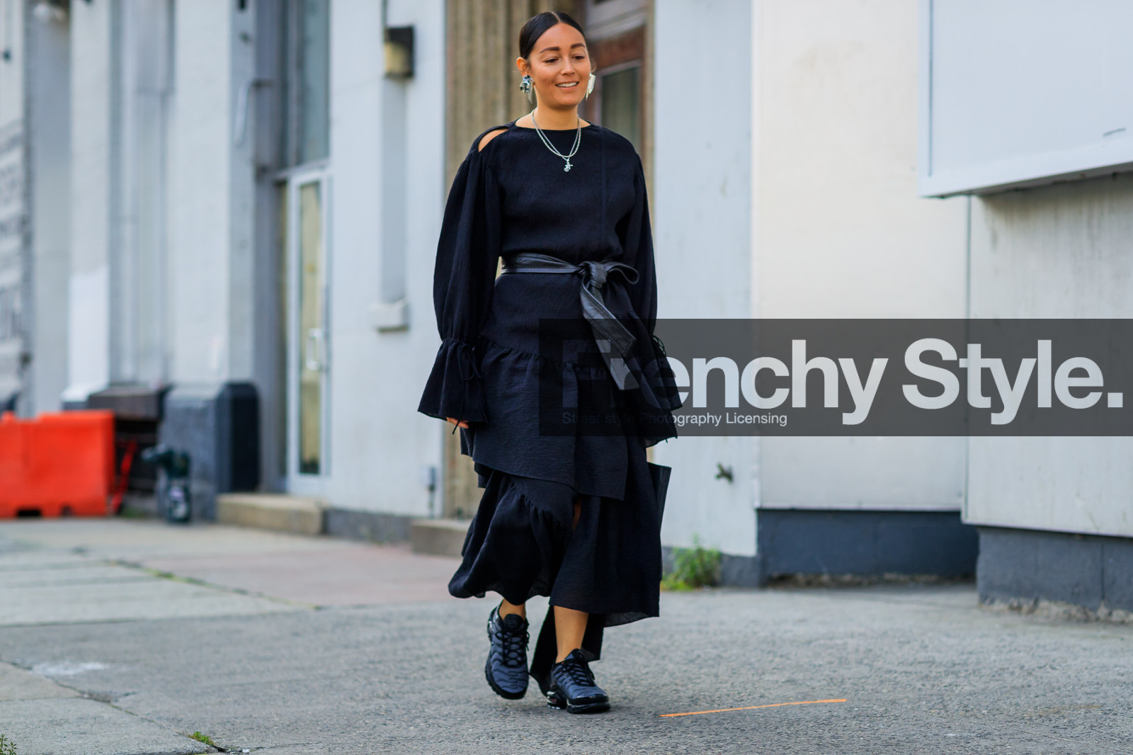 atmosphere details, black bag, black belt, black dress, black shoes, black sneakers, earrings, fashion week, frenchystyle, full length, FW, horizontal, jonathan paciullo, leather bag, leather belt, leather shoes, NEW YORK, NYFW, rachael wang, SPRING SUMMER 2018, SS 18, street style, tone on tone, total look black