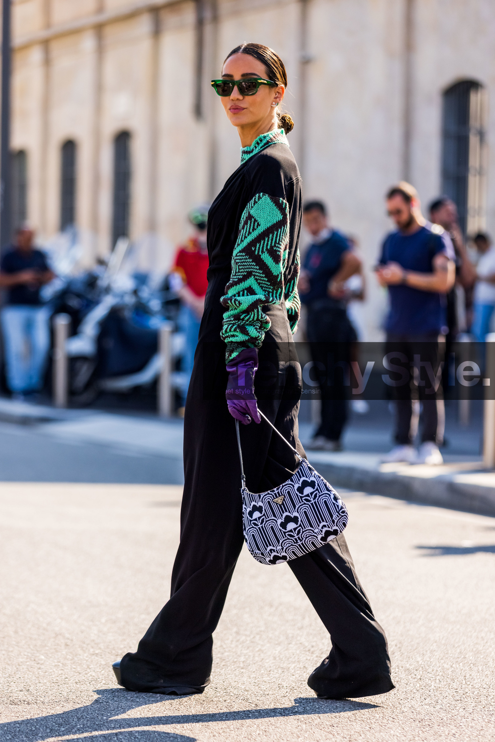 bicolor bag, color, glooves, prada glooves, prada look, printed bag, printed top, purple glooves, Tamara Kalinic, sunglasses, fluid jumpsuit, black jumpsuit, jumpsuit, fashion week, frenchystyle, FW, jonathan paciullo, street style, SPRING SUMMER 2022, SS 22, MFW, MILAN, vertical, full length