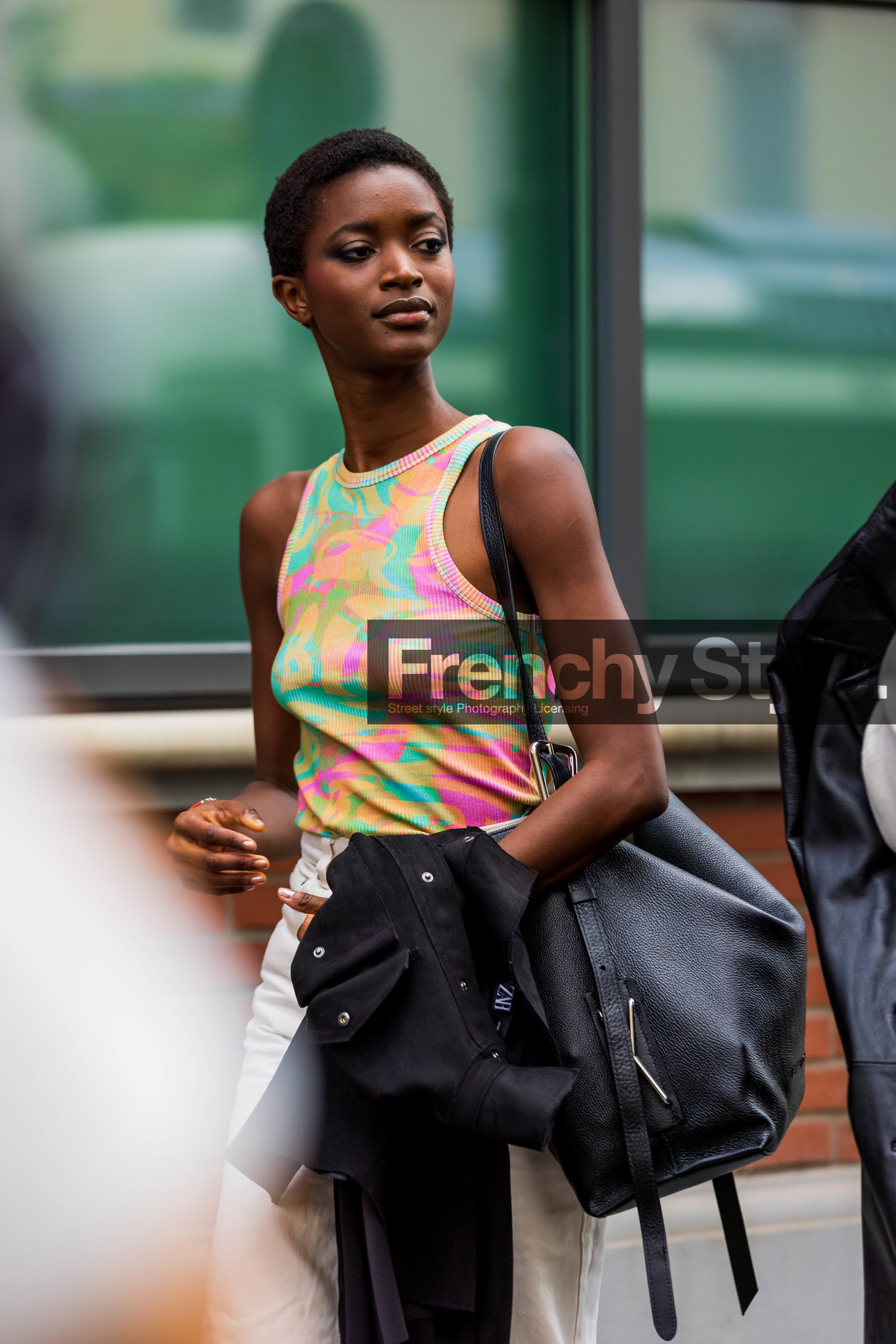 bag, big bag, black bag, colorful top, leather bag, marcel, Oumie Jammeh, print top, over size bag, fashion week, frenchystyle, FW, jonathan paciullo, street style, MFW, MILAN, SPRING SUMMER 2022, SS 22, vertical, atmosphere details, detail