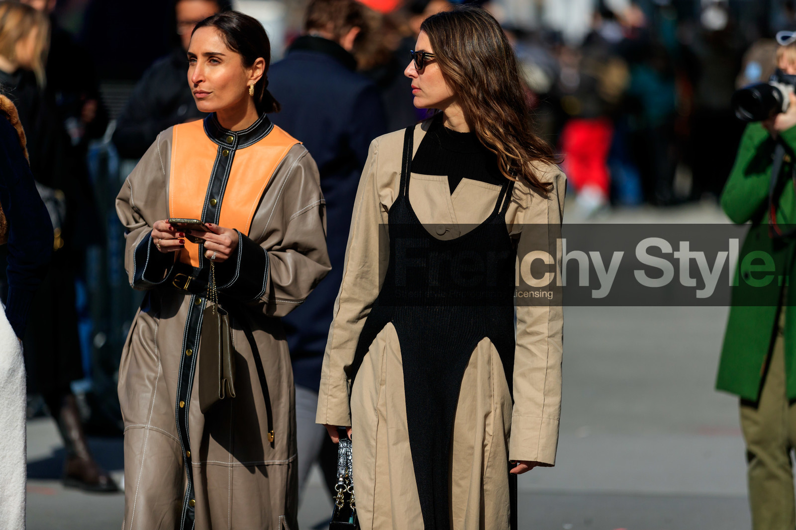 geraldine boublil, jen wonders, beige leather dress, brown leather dress, kaki leather dress, orange leather dress, camel leather dress, black leather dress, button dress, long sleeves dress, mid long dress, belted dress, kaki leather bag, golden chain strap bag, beige trench coat, black dress, split dress, sleeveless dress, layered jacket, layered dress, fashion week, frenchystyle, FW, jonathan paciullo, street style, NYFW, NEW YORK, AUTUMN WINTER 2020-2021, FALL WINTER 2020-2021, FW 20-21, horizontal, atmosphere details, detail