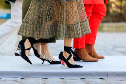 black shoes, checked, christian dior, graphic skirt, green skirt, high heels, leather shoes, plaid, printed skirt, transparent heel, PARIS, PFW, street style, jonathan paciullo, FW, frenchystyle, fashion week, AUTUMN WINTER 2019-2020, AW 19-20, FALL WINTER 2019-2020, FW 19-20, horizontal, atmosphere details, detail