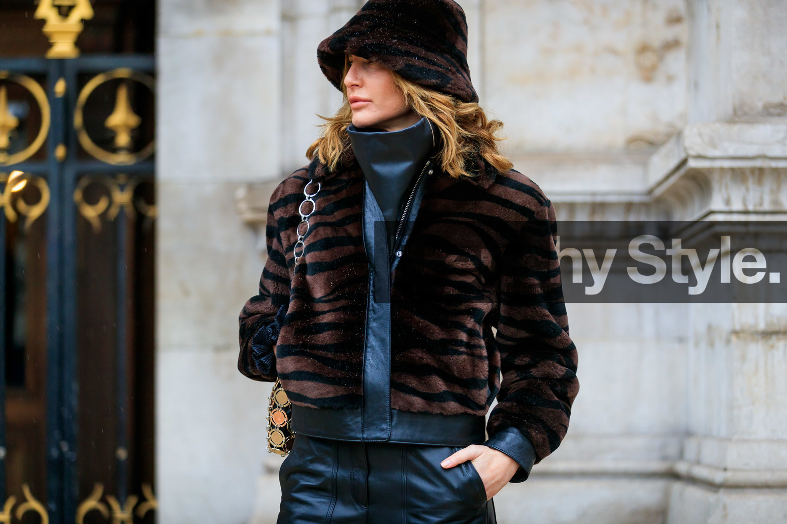 ece sukan, fur coat, fur hat, brown hat, brown coat, striped coat, striped hat, zebra printed coat, zebra printed hat, black leather coat, black leather pants, black leather top, high collar top, zipped coat, fashion week, frenchystyle, FW, jonathan paciullo, street style, PFW, PARIS, horizontal, atmosphere details, detail