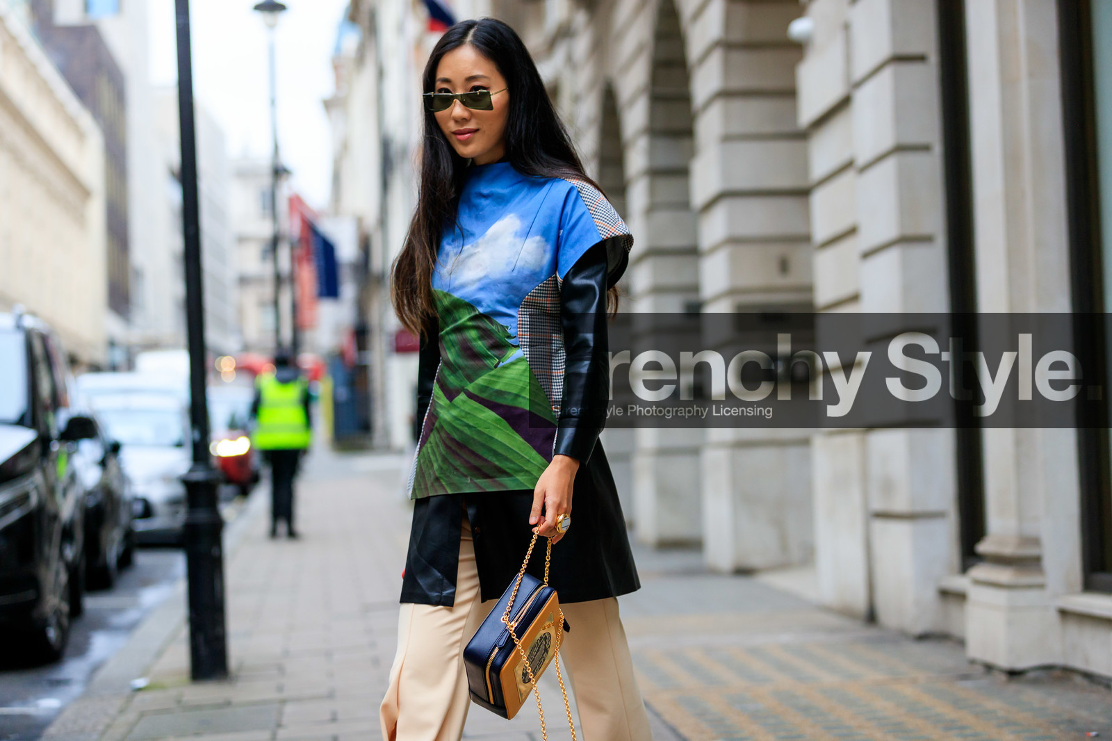 beige pants, camel bag, graphic bag, graphic dress, leather bag, leather top, mulberry, multicolor dress, printed bag, printed dress, sunglasses, trousers, street style, jonathan paciullo, FW, frenchystyle, fashion week, LFW, LONDON, AUTUMN WINTER 2019-2020, AW 19-20, FW 19-20, FALL WINTER 2019-2020, horizontal, atmosphere details, detail