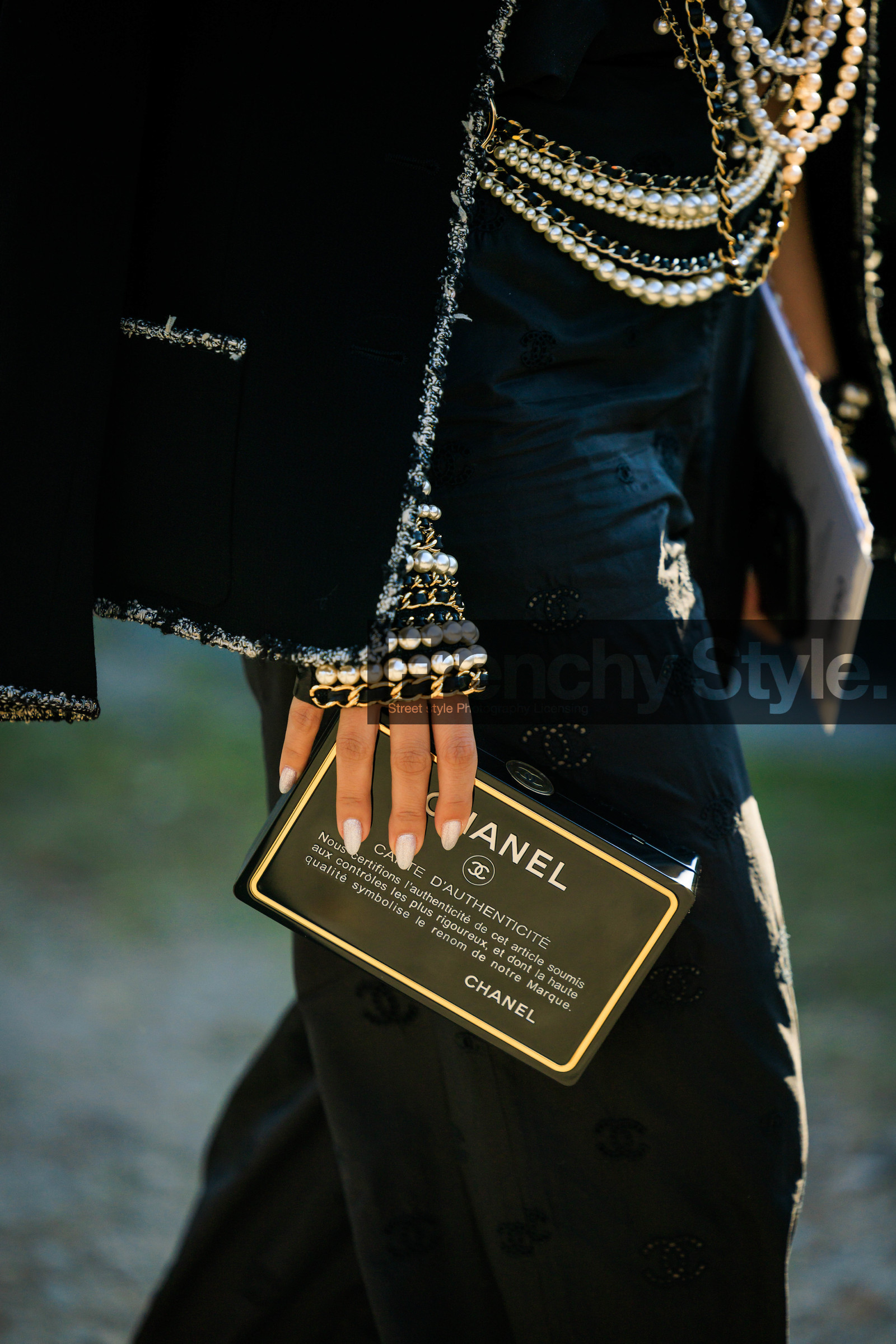 details, close up, chanel, chanel bag, chanel clutch, pealrs, street style, jonathan paciullo, FW, frenchystyle, fashion week, AUTUMN WINTER 2022-2023, FALL WINTER 2022_2023, FW 22-23, PFW, PARIS, vertical, detail
