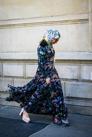 floral look, multicolor look, blue dress, floral dress, pastel pink heels, white scarf, floral scarf, street style, jonathan paciullo, FW, frenchystyle, fashion week, AUTUMN WINTER 2022-2023, FALL WINTER 2022_2023, FW 22-23, PARIS, PFW, full length, vertical