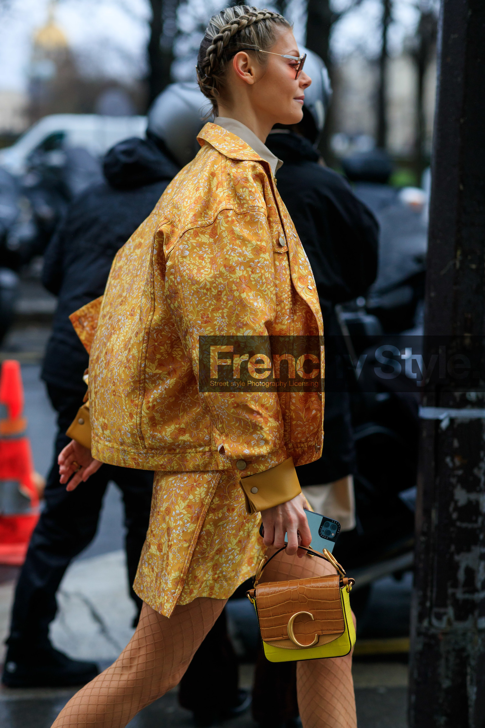orange jacket, orange skirt, camel jacket, camel leather bag, camel skirt, floral printed jacket, floral printed skirt, yellow leather bag, hand bag, chloe bag, sheer tights, fishnet tights, mini skirt, iphone, fashion week, frenchystyle, FW, jonathan paciullo, street style, PFW, PARIS, AUTUMN WINTER 2020-2021, FALL WINTER 2020-2021, FW 20-21, vertical, atmosphere details, detail