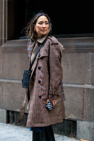 checked trench coat, brown trench coat, asymetrical jacket, asymetrical trenchcoat, plaid trenchcoat, beige trench coat, crossbody bag, green leather bag, box bag, fashion week, frenchystyle, FW, jonathan paciullo, street style, AUTUMN WINTER 2020-2021, FALL WINTER 2020-2021, FW 20-21, vertical, atmosphere details, detail, NYFW, NEW YORK