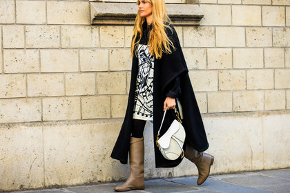 blond hair, long hair, printed dres, black coat, saddle bag, white dress, white bag, dior bag, grey boots, fashion week, frenchystyle, FW, jonathan paciullo, street style, PARIS, PFW, SPRING SUMMER 2022, SS 22, atmosphere details, detail, horizontal, blanca miro scrimieri