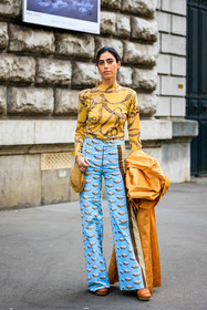 multiprint look, yellow top, blue trousers, printed trousers, printed top, golden bag, orange coat, camel clogs, hermes, street style, jonathan paciullo, FW, frenchystyle, fashion week, AUTUMN WINTER 2022-2023, FALL WINTER 2022_2023, FW 22-23, PARIS, PFW, full length, vertical
