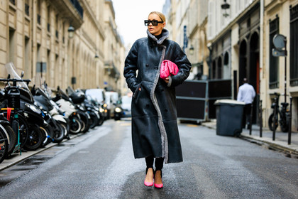 black sunglasses, black coat, leather coat, buttoned coat, pink pouch, pink heels, black pants, fashion week, frenchystyle, FW, jonathan paciullo, street style, PARIS, PFW, SPRING SUMMER 2022, SS 22, full length