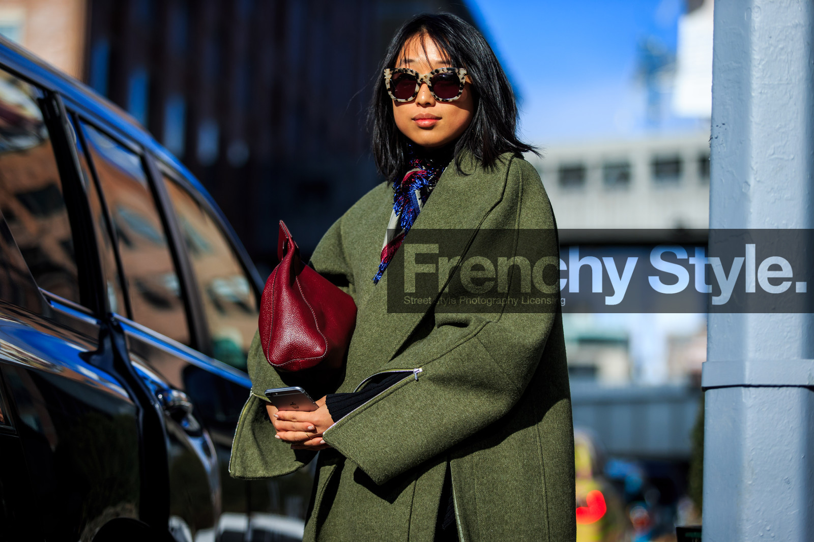 atmosphere details, AUTUMN WINTER 2016-2017, AW 16-17, belted coat, blue scarf, detail, fashion week, frenchystyle, FW, FW 16-17, horizontal, jonathan paciullo, kaki coat, kaki jacket, leather bag, margaret, NEW YORK, NYFW, red bag, red clutch, street style, sunglasses, woman, zhang
