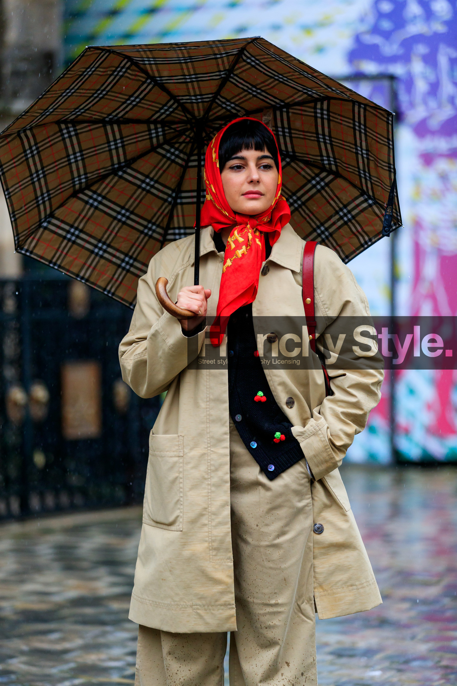maria bernad, red scarf, hair scarf, printed scarf, black cardigan, embroidered cardigan, beige parka, beige pants, fashion week, frenchystyle, FW, jonathan paciullo, street style, PFW, PARIS, vertical, atmosphere details, detail