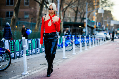 cut out red knitted top, black highwaist leather trousers, heeled laced black boots, black sun glasses, vanessa hong, fashion week, frenchystyle, FW, jonathan paciullo, street style, NYFW, NEW YORK, AUTUMN WINTER 2022-2023, FALL WINTER 2022_2023, FW 22-23, atmosphere details, horizontal, full length