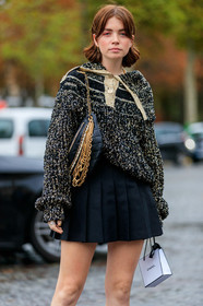 molly and reese blustein, chanel bag, chanel pullover, black pullover, black skirt, black leather bag, mini skirt, pleated skirt, lurex pullover, golden pullover, big collar, quilted bag, shoulder bag, belt bag, multi strap bag, golden chain strap bag, pearl strap bag, hair clip, PARIS, PFW, SPRING SUMMER 2020, SS 20, fashion week, frenchystyle, FW, jonathan paciullo, street style, vertical, atmosphere details, detail
