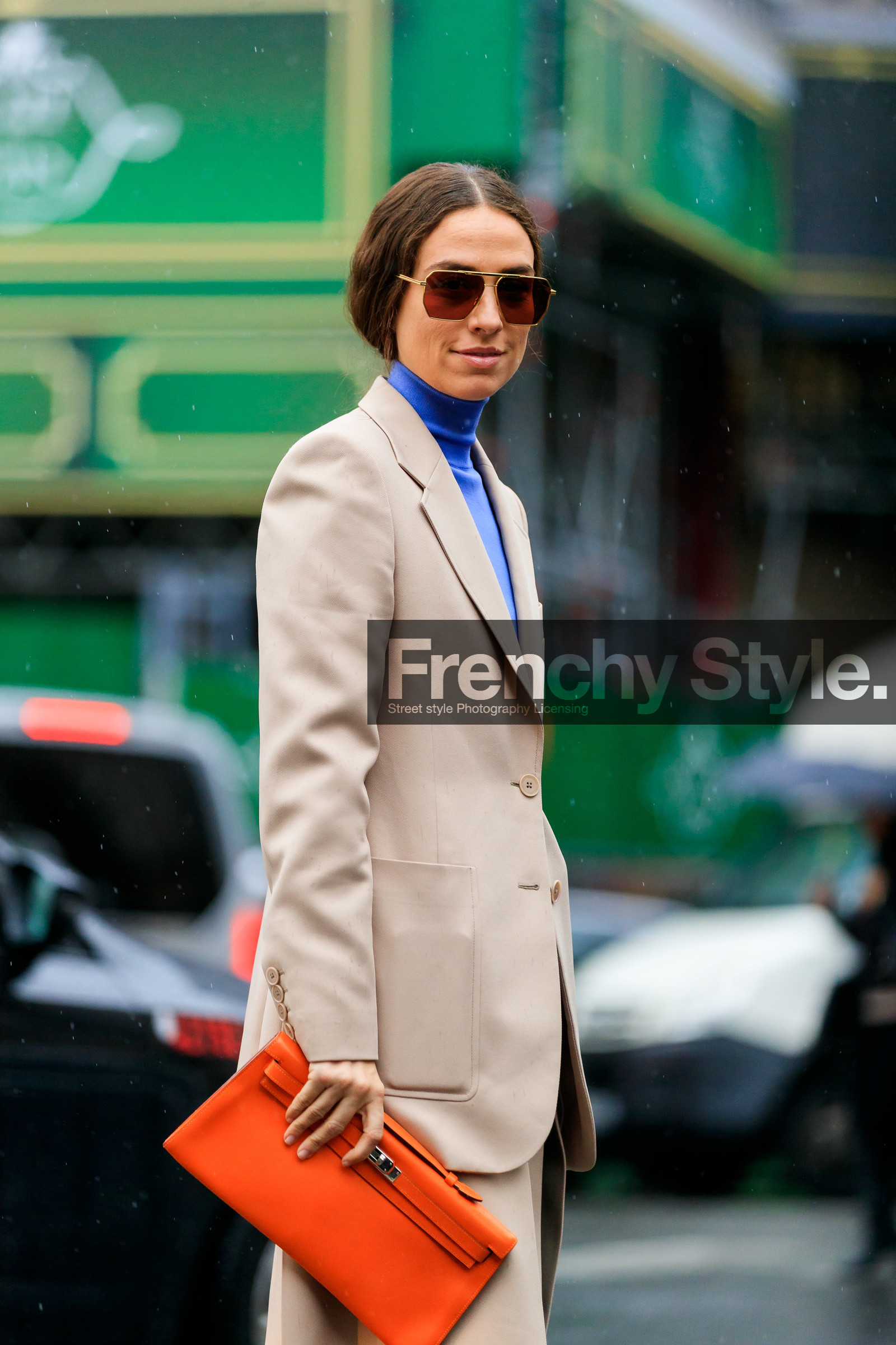 julia restoin roitfeld, erika boldrin, light beige jacket, orange leather clutch, hermes clutch, bottega veneta sunglasses, metalic frame sunglasses, aviator sunglasses, geometric shape glasses, blue pullover, turtleneck pullover, fashion week, frenchystyle, FW, jonathan paciullo, street style, PFW, PARIS, vertical, atmosphere details, detail