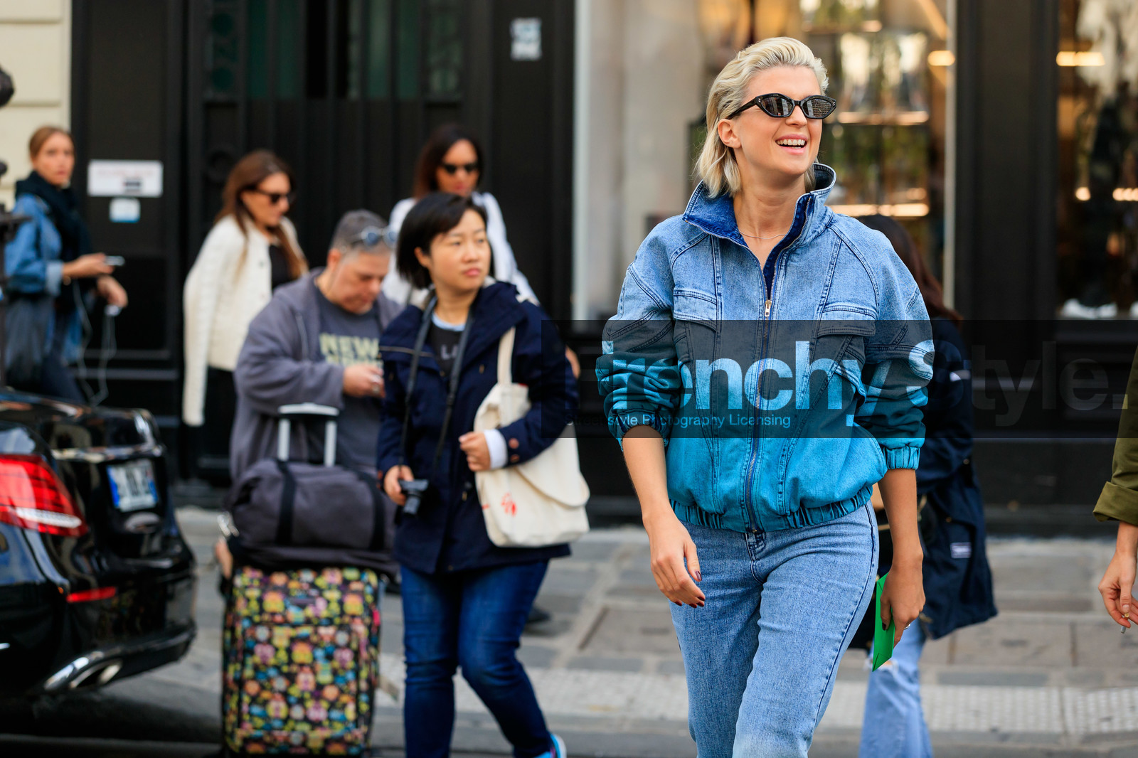 denim, denim jacket, light blue jacket, light blue jeans, tie and dye jacket, zipped jacket, PARIS, PFW, SPRING SUMMER 2020, SS 20, fashion week, frenchystyle, FW, jonathan paciullo, street style, horizontal, atmosphere details, detail