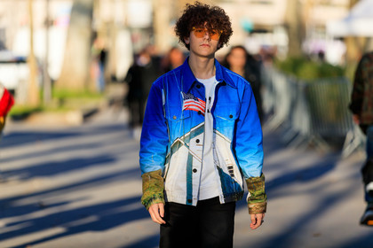 american flag, blue jacket, calvin klein, graphic jacket, printed jacket, sunglasses, white t shirt, PARIS, PFW, street style, jonathan paciullo, FW, frenchystyle, fashion week, AUTUMN WINTER 2019-2020, AW 19-20, FALL WINTER 2019-2020, FW 19-20, horizontal, atmosphere details, detail