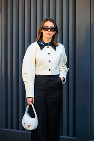 white handbag, mini handbag, white cropped jacket, buttoned jakcet, black collae jacket, black sunglasses, black pants, highwaisted pants, straight cut patns, fashion week, frenchystyle, FW, jonathan paciullo, street style, MFW, MILAN, FALL WINTER 2022_2023, AUTUMN WINTER 2022-2023, FW 22-23, vertical, atmosphere details
