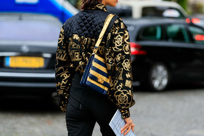 back details, black jacket, black jeans, quilted jacket, golden jacket, monogrammed jacket, embroidered jacket, golden bag, striped bag, navy blue leather bag, shoulder bag, PARIS, PFW, SPRING SUMMER 2020, SS 20, fashion week, frenchystyle, FW, jonathan paciullo, street style, horizontal, atmosphere details, detail