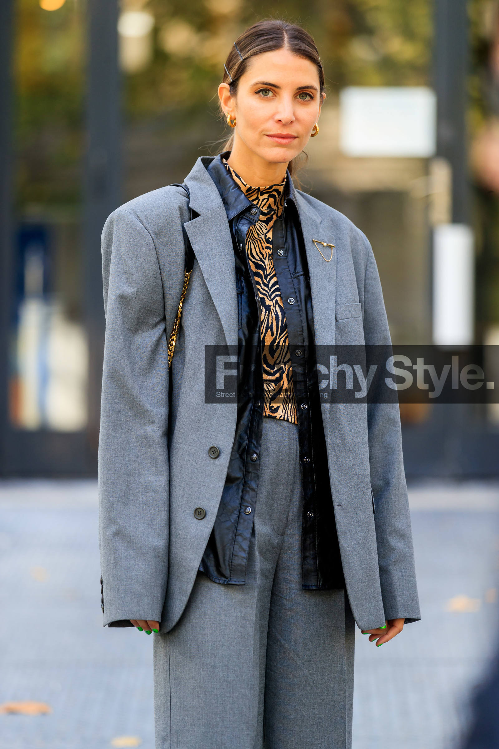 jen wonders, oversize jacket, oversize pants, oversize suits, dark grey jacket, dark grey suits, dark grey pants, black leather shirt, black leather bag, quilted bag, burberry bag, golden buckle bag, golden chain strap bag, animal print top, turtleneck top, black top, camel top, beige top, hoop earrings, golden earrings, hair clip, hair details, fashion week, frenchystyle, FW, jonathan paciullo, street style, SPRING SUMMER 2020, SS 20, PFW, PARIS, vertical, atmosphere details, detail