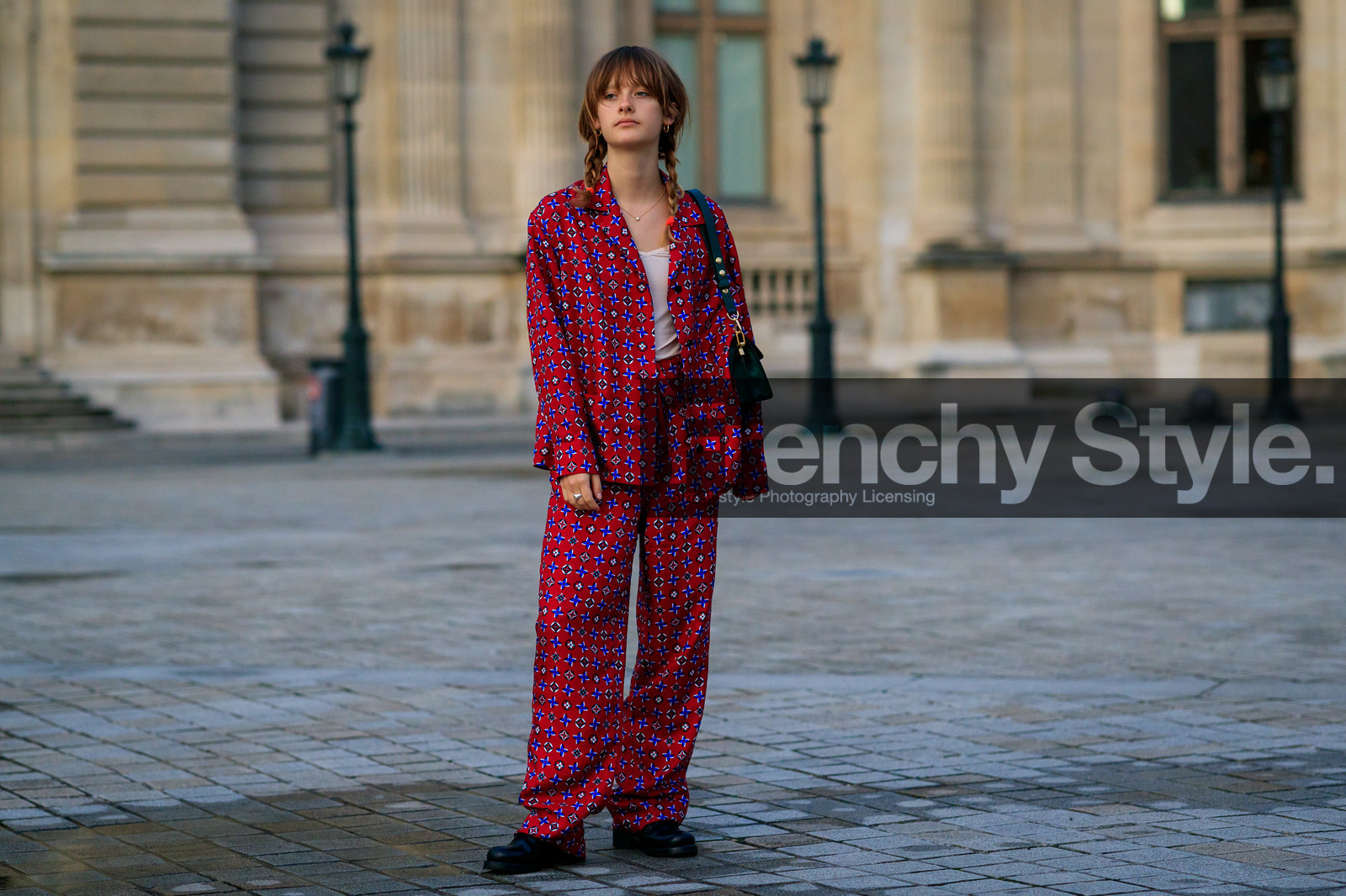 red shirt, red pants, monogrammed pants, monogrammed shirt, pyjama look, pyjama shirt, pyjama pants, monogrammed bag, louis vuitton bag, louis vuitton pants, louis vuitton shirt, black leather bag, shoulder bag, louis vuitton total look, PARIS, PFW, SPRING SUMMER 2020, SS 20, fashion week, frenchystyle, FW, jonathan paciullo, street style, horizontal, atmosphere details, full length