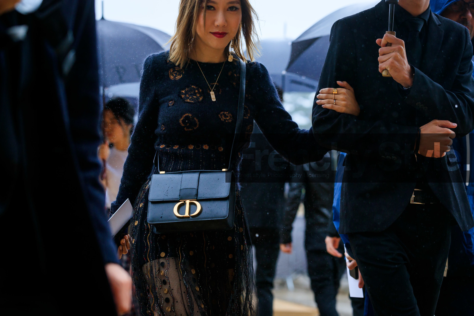 black leather bag, golden buckle bag, dior bag, black pullover, black skirt, sheer skirt, jacquard pullover, embroidered pullover, 30 montaigne bag, fashion week, frenchystyle, FW, jonathan paciullo, street style, SPRING SUMMER 2020, SS 20, PFW, PARIS, horizontal, atmosphere details, detail
