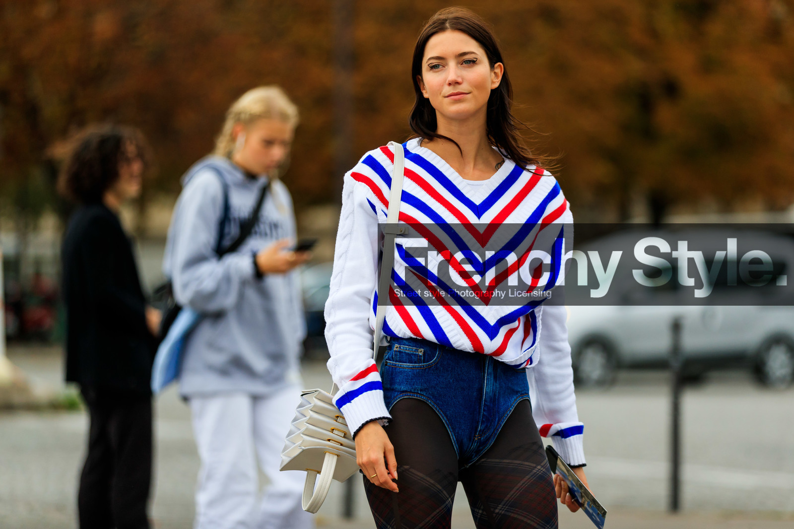 vanille verloes, white pullover, striped pullover, blue pullover, red pullover, denim, denim shorts, mini shorts, black tights, printed tights, checked tights, white leather bag, shoulder bag, make up, make up details, black eyeliner, red tights, kaki tights, y project bag, fashion week, frenchystyle, FW, jonathan paciullo, street style, SPRING SUMMER 2020, SS 20, PFW, PARIS, horizontal, atmosphere details, detail