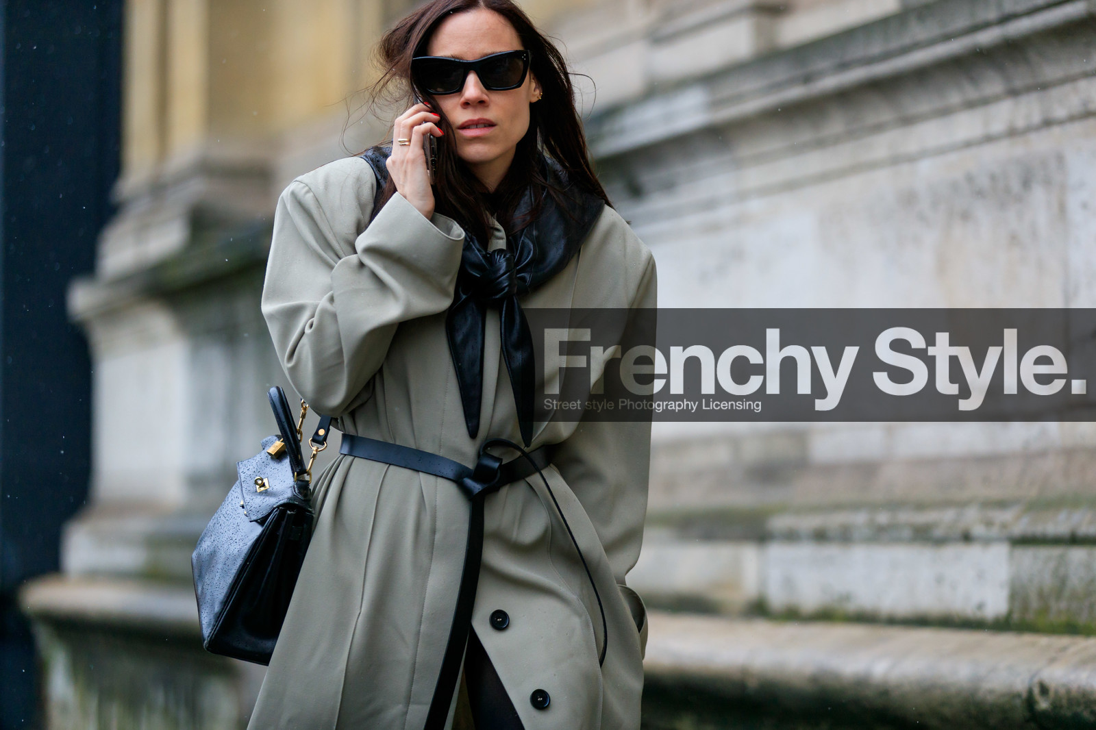 kaki trench coat, belted trench coat, black leather belt, black leather scarf, black leather bag, black sunglasses, hermes bag, birkin hermes bag, shoulder bag, oversize shoulder, oversize trench coat, fashion week, frenchystyle, FW, jonathan paciullo, street style, PFW, PARIS, horizontal, atmosphere details, detail