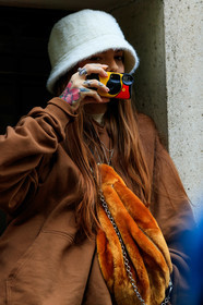 white hat, brown sweathirt, brown hoodie, orange bag, fur bag, crossbody bag, PARIS, PFW, SPRING SUMMER 2020, SS 20, fashion week, frenchystyle, FW, jonathan paciullo, street style, vertical, atmosphere details, detail