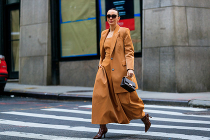 olivia perez, camel jacket, camel dress, long dress, brown leather bag, golden chain strap bag, hand bag, monogrammed bag, brown leather boots, animal skin boots, high boots, high heels boots, sharp end boots, fashion week, frenchystyle, FW, jonathan paciullo, street style, NYFW, NEW YORK, AUTUMN WINTER 2020-2021, FALL WINTER 2020-2021, FW 20-21, horizontal, atmosphere details, full length