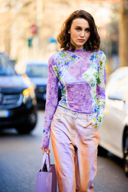 multiprint top, purple top, second skin top, flowered top, tie dye jeans, denim dual toned jeans, orange jeans, purple jeans, cabas bag, purple bag, mary leest, fashion week, frenchystyle, FW, jonathan paciullo, street style, vertical, atmosphere details, detail