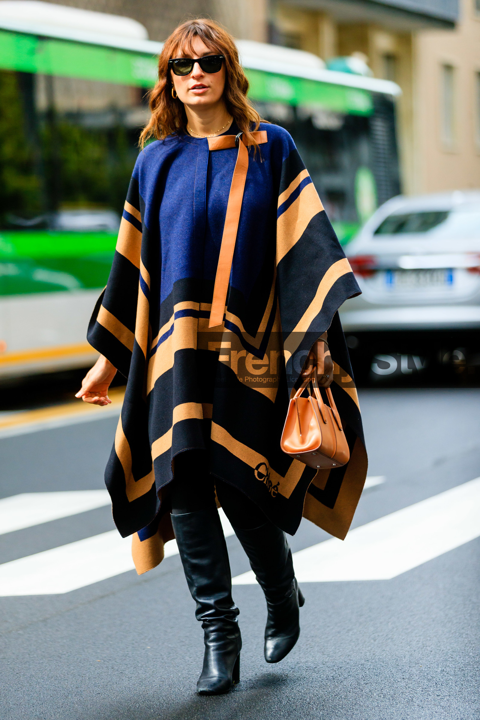 striped cape, black cape, navy blue cape, camel cape, chloe cape, black leather boots, camel leather bag, hand bag, high boots, high heels boots, woolen cape, rayban sunglasses, carlotta rubaltelli, street style, jonathan paciullo, FW, frenchystyle, fashion week, MFW, MILAN, SPRING SUMMER 2021, SS 21, vertical, full length