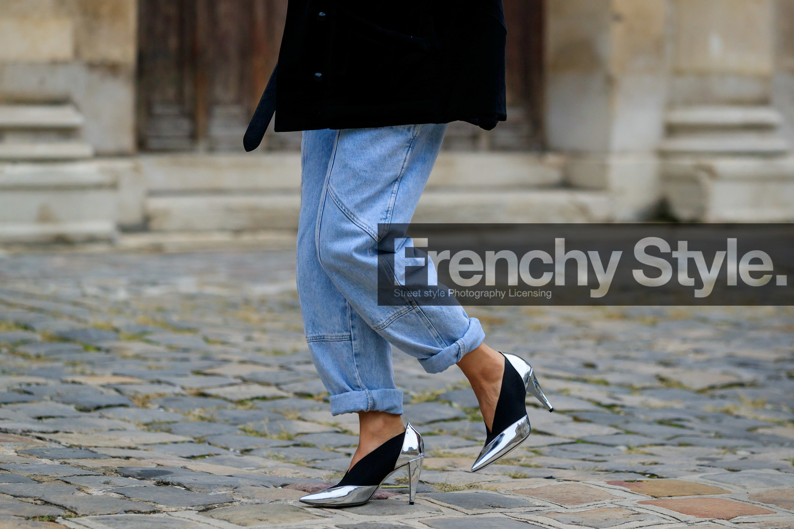 light blue jeans, isabel marant pants, multi pocket jeans, cropped jeans, silvered shoes, black shoes, high heels shoes, sharp end shoes, mirror shoes, fashion week, frenchystyle, FW, jonathan paciullo, street style, PFW, PARIS, SPRING SUMMER 2020, SS 20, horizontal, atmosphere details, detail