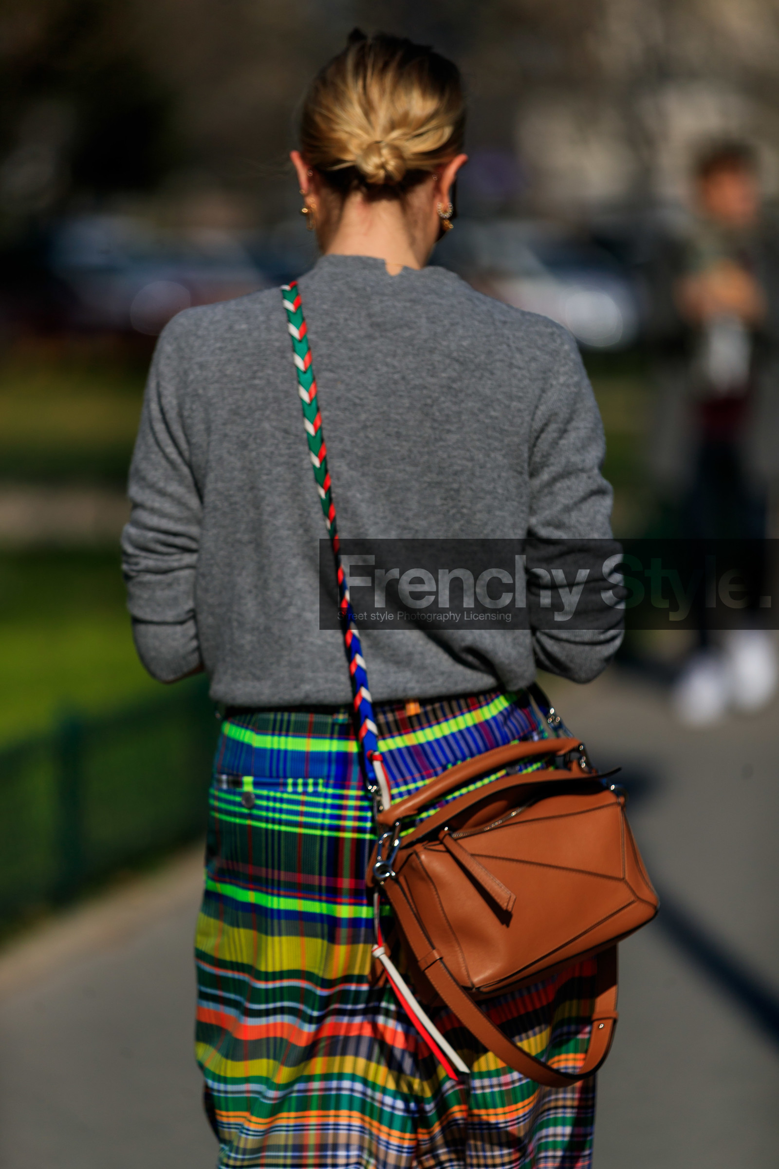 bun, camel bag, checked, graphic skirt, grey sweater, leather bag, loewe, multicolor skirt, plaid, printed skirt, PARIS, PFW, street style, jonathan paciullo, FW, frenchystyle, fashion week, AUTUMN WINTER 2019-2020, AW 19-20, FALL WINTER 2019-2020, FW 19-20, vertical, atmosphere details, detail