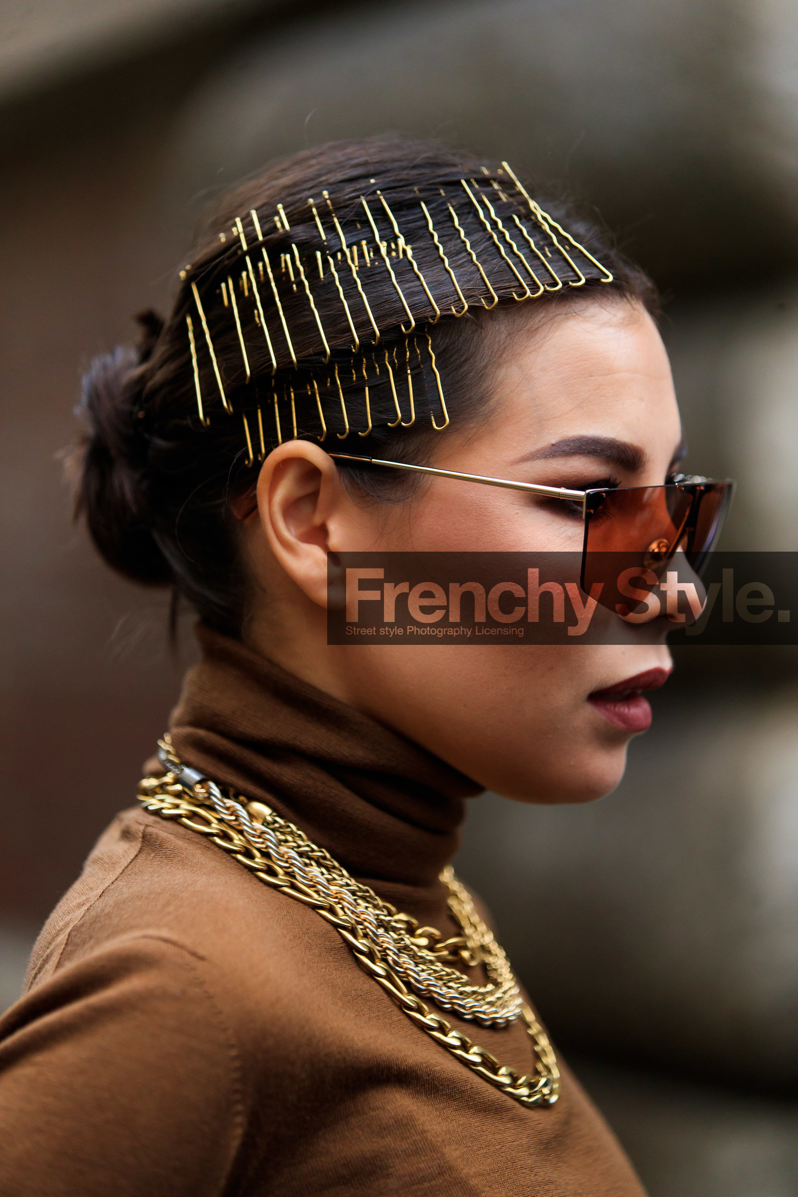 camel pullover, turtleneck pullover, hair clip, hair details, golden hair clip, golden necklace, big chain necklace, multi necklace, futurist shape sunglasses, red sunglasses, close up detail, karina nigay, street style, jonathan paciullo, FW, frenchystyle, fashion week, MFW, MILAN, SPRING SUMMER 2021, SS 21, vertical, detail